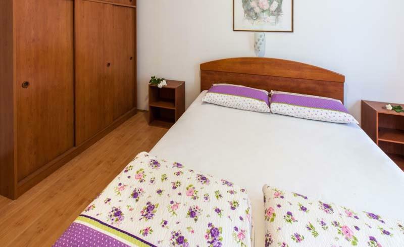Apartmani Mudronja 穆泰尔岛 外观 照片